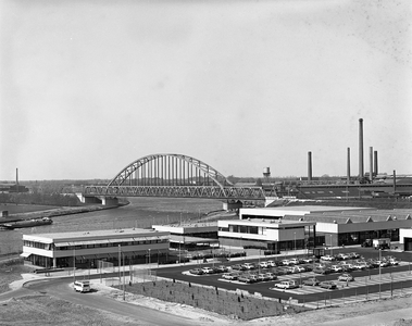 811461 Gezicht op de gebouwen van de Gemeentelijke Reinigings- Markt- en Havendienst (Tractieweg 2) te Utrecht met op ...